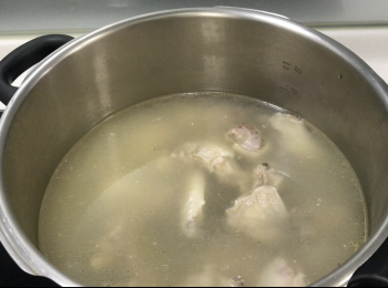 step4: 把湯和<span class="group_1">食材</span>倒進湯鍋，再加水，中火煮開