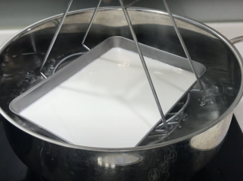 step2: 把一半粉漿倒入不銹鋼盤，大火蒸8-10分鐘