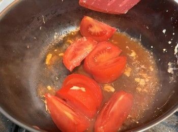 step5: 把蕃茄塊、調味料倒入鍋中，略煮至醬汁變稠。