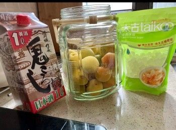 step1: 1. 青梅沖洗乾淨，用滾水淋一淋，吹乾一晚。用牙籤挑走蒂及拮窿。(蒂會令酒變酸、拮窿方便出味)