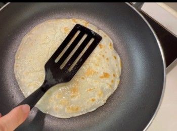 step7: 將薄罉皮兩面煎至金黃色