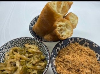 step5: 炒好的榨菜絲、一碗肉鬆、和一條油炸鬼（切件）已準備就緒