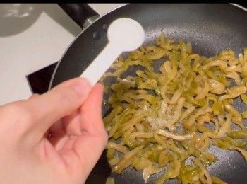 step4: 在蒸糯米的同時，可以預備<span class="group_2">餡料</span>。
取出一個平底鑊，加入一茶匙的麻油，以中火將榨菜絲爆香，然後加入一茶匙糖作調味，兜勻。大家記得要試味，如果榨菜的鹹度夠，就不需要額外落鹽，相反，不夠鹹的話，可按需要加入適量的鹽作調味。