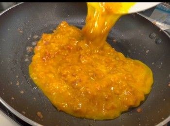 step4: 於平底鑊加入適量的油，開大火，倒入鹹牛肉蛋漿。