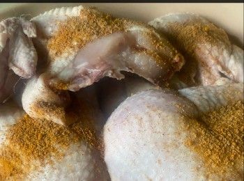 step7: 走地雞室温解凍，洗淨，用廚房紙抹乾水份，切開4件。