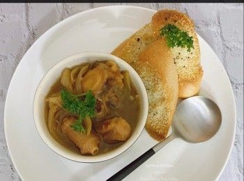 step1: 將洋蔥切絲。(切洋蔥絲小貼士：將洋蔥去頭尾後，切一半，順著紋路往中間切即可。)