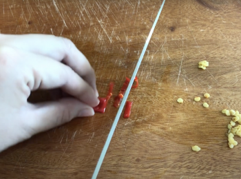step4: 辣椒洗淨、去籽、切絲