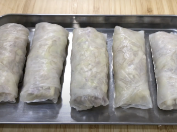 step6: 噴水軟化越南春捲皮，將餡料放春捲皮上，包起來