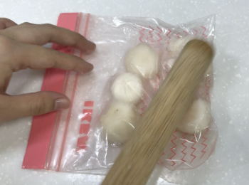 step1: 馬蹄放進保鮮袋，用檊麵棍打碎