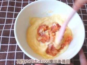 step2: 明太子醬先預備好，牛油軟化後加入蛋黃醬拌勻，再加入明太子繼續拌勻 做好後先放入雪櫃冷藏備用。再預備3個日本年糕切成片放入碗內備用