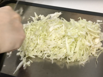 step3: 椰菜洗淨，切絲