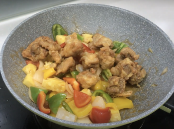 step6: 加糖醋醬、粟粉漿勾芡，醬汁變稠再加鳳梨，鳳梨翻炒幾下就可以加雞塊，關火，翻炒幾下