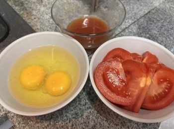 step2: 先把雞蛋打散、用少許鹽調味；蕃茄洗淨、去蒂並切大塊備用；茄汁、糖和水先混合至完全溶化。
