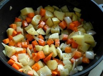 step2: 熱鍋加油，放入洋蔥與蒜末爆香。
炒香後放入馬鈴薯、胡蘿蔔以及黑胡椒粉拌炒均勻。