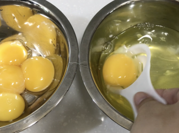 step3: 雞蛋分開蛋白和蛋黃，蛋白加料酒和白糖拌勻，蛋黃打散