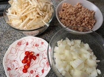 step3: 金菇、洋葱、辣椒切碎備用。