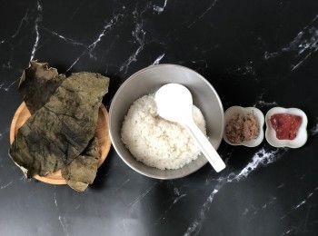 step1: ```米飯部分```
1️⃣珍珠米🌾輕柔洗淨再浸30mins 
2️⃣加入與米同份的水💧及昆布一同放入電飯煲，調至sushi mode🍣待煮熟
3️⃣將米飯🍚取出後放至半暖，加入壽司醋🍶，輕力攪拌至完全均勻吸收