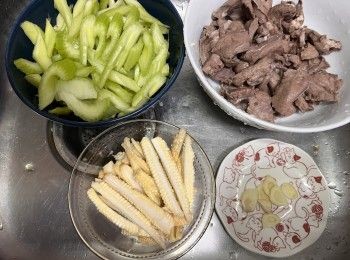 step7: 將西芹斜切成粗條、粟米筍直切成4份、蒜頭切片備用。