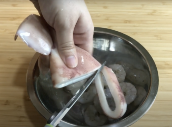 step2: 急凍蝦和魷魚退冰，將魷魚剪塊，用鹽和胡椒粉醃蝦和魷魚