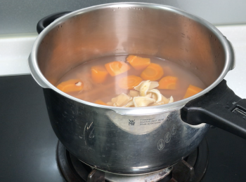 step5: 降壓後，加入乾百合，蓋蓋小火煮15分鐘，關火再悶15分鐘即可