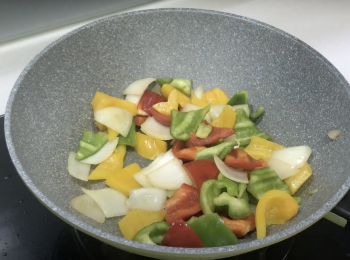 step5: 加油爆香洋蔥，翻炒彩椒2-3分鐘