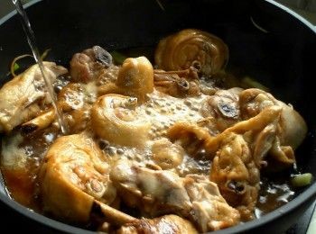 step3: 熱鍋加入一小匙油，放入川燙過的雞肉煸出雞油。放入蔥段與薑絲爆香。加入醬油、糖、米酒以及水後轉小火悶煮15分鐘。