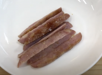 step3: 台灣香腸煎熟，一分為八