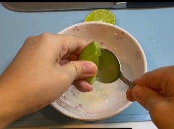 step2: 青檸比少少力碌下佢，榨汁去核
