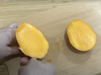 step4: 芒果切大塊，取果肉