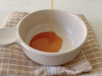 step1: 加入水和糖，炒出焦糖顏色