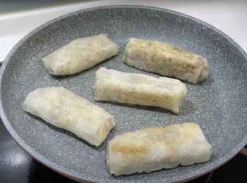 step7: 加油，春捲中小火煎至兩面金黃色即可