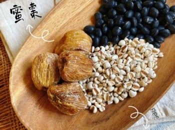 step1: 薏米泡水30分鐘；黑豆泡水1-2小時或浸泡一晚，瀝乾。