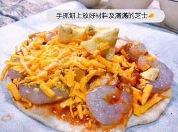 step2: 在餅底抹上番茄醬🍅再放好配料同大量邪惡芝士🧀😈