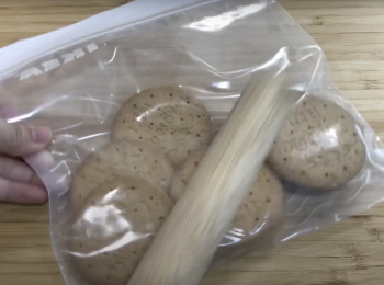 step1: 將消化餅打碎，加入牛油，放進餅模，壓平，餅底冷藏1-2小時