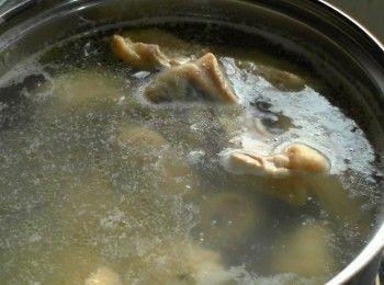 step2: 冷水，將雞肉塊放入煮至表面全熟，除去血水。