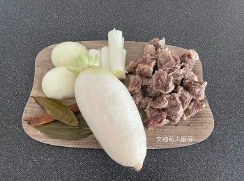 step1: 薑拍扁，牛肋條切段，每段約1.5吋，洋蔥去衣再一開二，大蔥要白色部份，切段再輕拍一拍扁