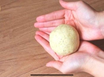 step4: 用桿麵杖桿平麵團然後再放上適量的玉米沙拉醬，將每個收口位包好，輕輕再搓圓一下。完成後在蓋上保鮮膜袋發酵至一倍大。