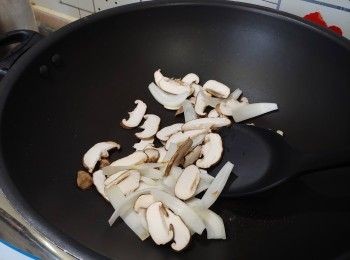 step4: 燒熱油下鮮冬菇絲／洋蔥絲爆炒至稍軟身