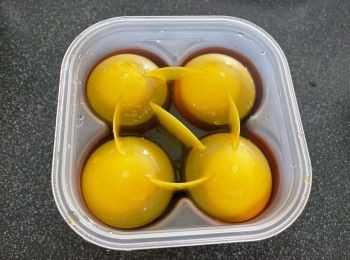 step2: 將已去殼的雞蛋放入盒內，蓋上膠蓋，放入雪櫃冷藏兩天，即成。