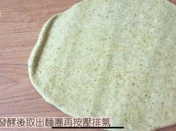 step2: 發酵後取出麵團按壓排氣，再平均分等成六個小麵團然後蓋上保鮮膜休息15分鐘。