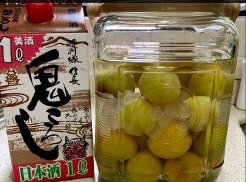 step3: 3. 放入梅，加入300g冰糖，倒入清酒。