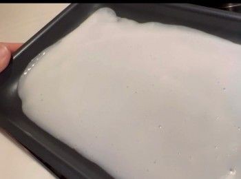 step4: 馬上趁熱倒入一個平底的容器，搖勻，讓腸粉皮凝固。