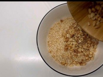 step3: 再將剛才已炒好的花生碎拌入，<span class="group_3">餡料</span>已完成。