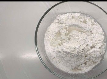 step4: 開粉漿：將糯米粉、粘米粉、糖和清水混合，攪至細滑而無粒狀。