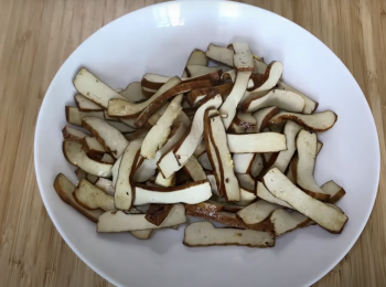 step2: 豆乾切薄片，炒熟