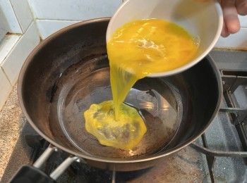 step3: 燒熱鑊、下半湯匙油，待油燒熱之後倒入蛋液。