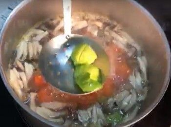 step2: 將薯仔🥔、蘿蔔🥕、本菇🍄、豬排🥩、雞髀肉🍗飛水煮熟🔥