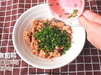 step2: 先製作<span class="group_2">吞拿魚餡</span>料將餡料的材料全部加入到碗中然後拌勻即可