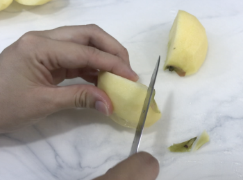 step2: 蘋果用水洗淨、削皮、去芯、切塊