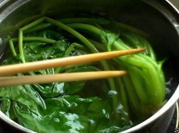 step1: 菠菜洗淨後保留根部。煮一鍋熱水，水中加入1大匙鹽，放入菠菜川燙40-50s。